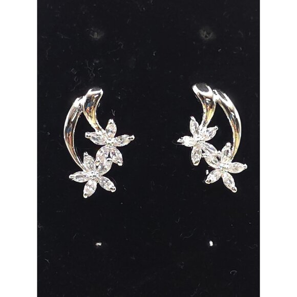 Set Of 2 Nature-Inspired Earrings: Floral Clip-On & Palm Tree Drop Style - Picture 2 of 10